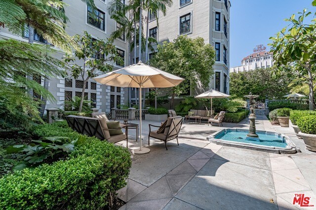 Building Photo - 316 N Rossmore Ave