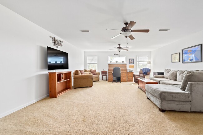 Building Photo - 304 Squirrel Hollow