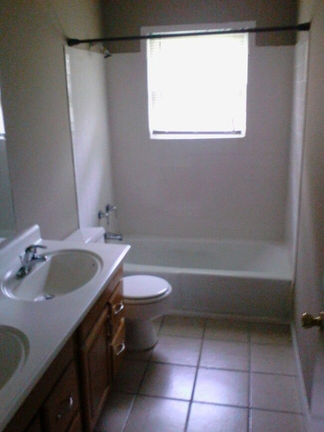 Building Photo - Nice 3 BR 1.5 House in Shively