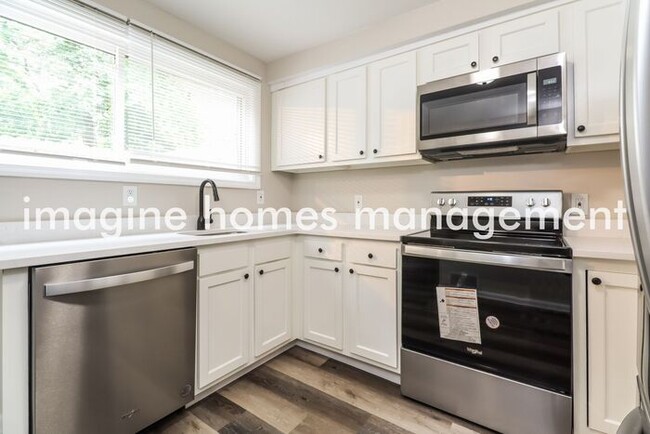 Building Photo - Lovely 3 Bedroom Home in Mt. Washington!