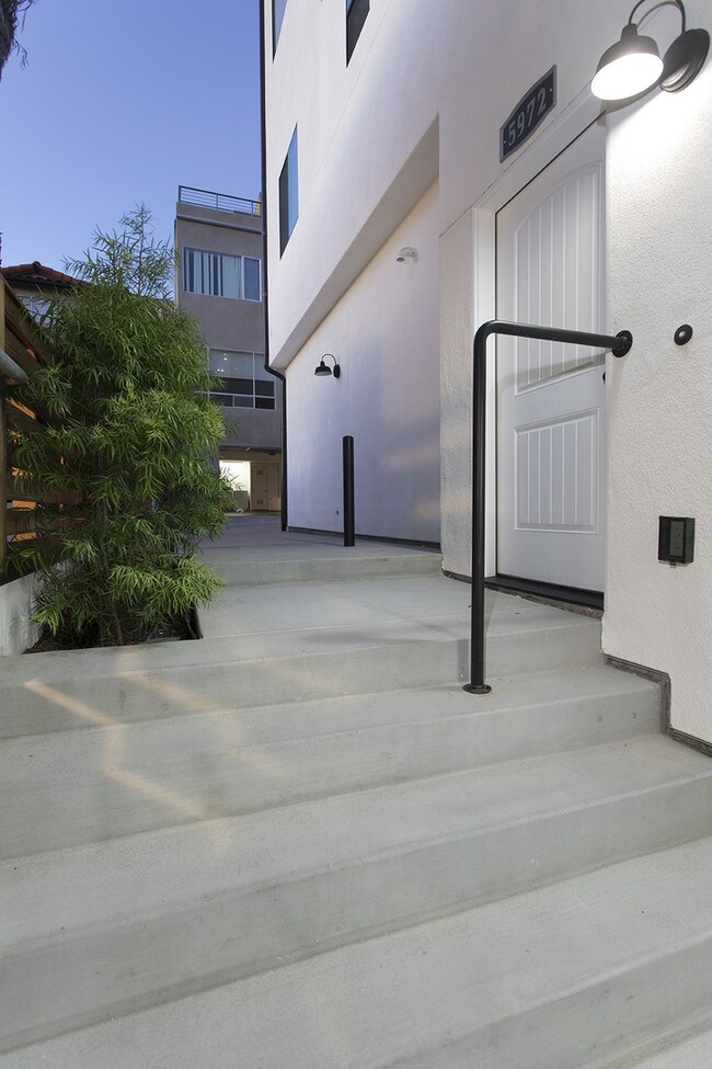 Building Photo - Must See 4 BR Townhome Blocks to USD with ...