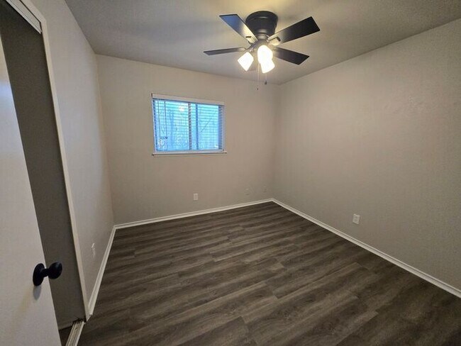 Building Photo - Hilltop 3 Bedroom, 2 Bath, 2 Car Garage Pr...