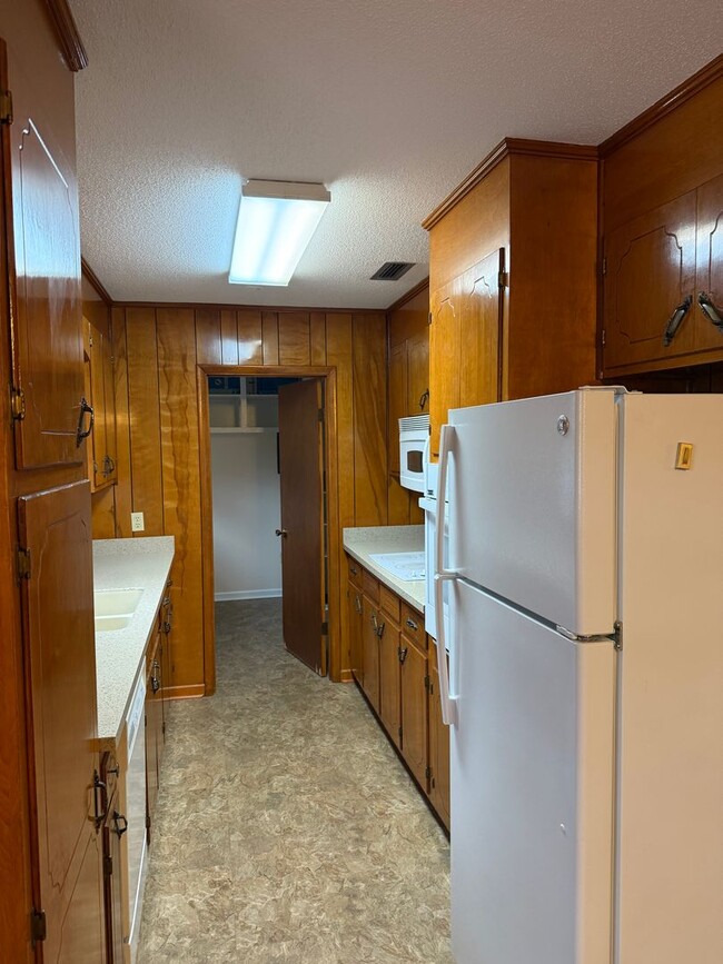 Building Photo - 102 Victoria Dr