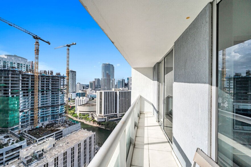 Building Photo - 485 Brickell Ave