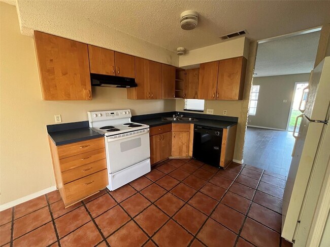 Building Photo - 304 Highland Estates Dr