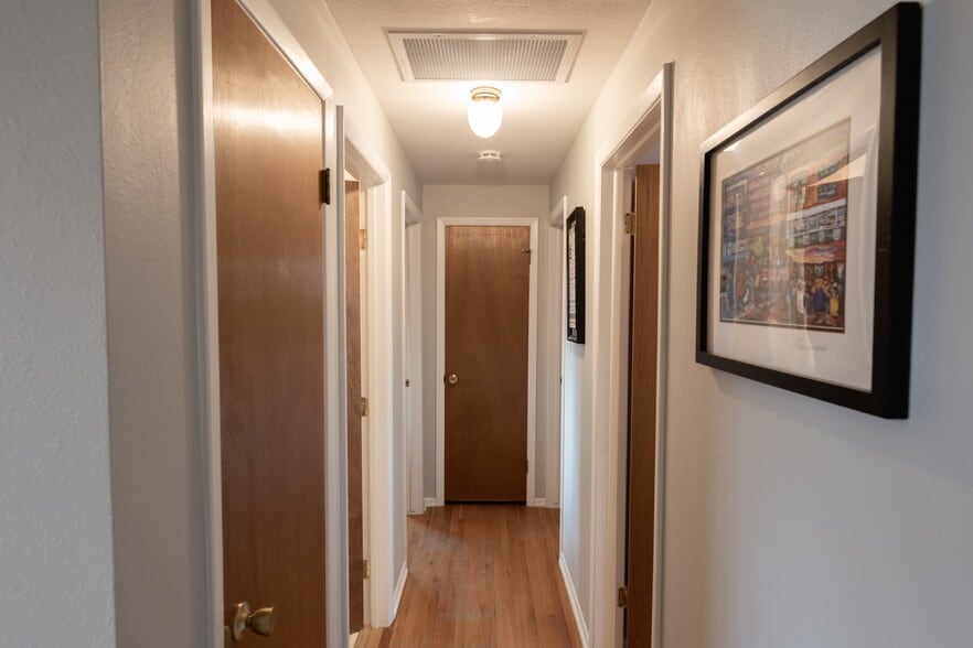 Building Photo - 275 Seminole Dr