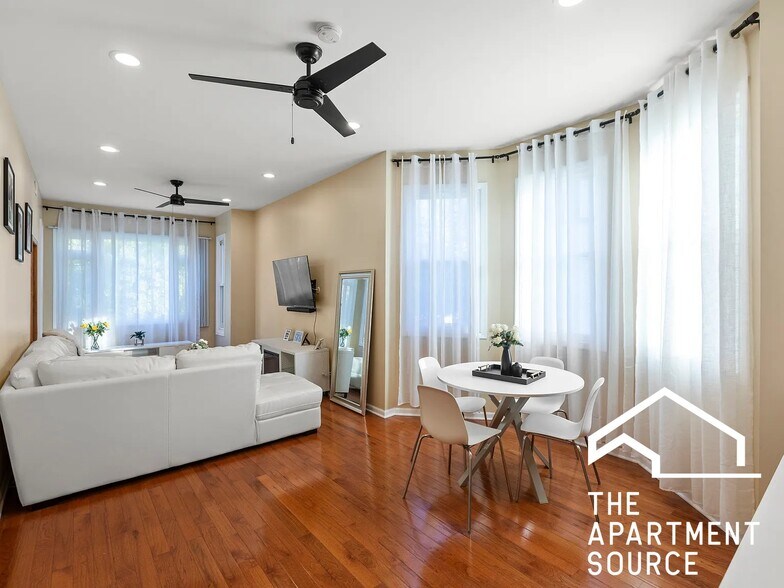 Building Photo - 2028 N Hamlin Ave