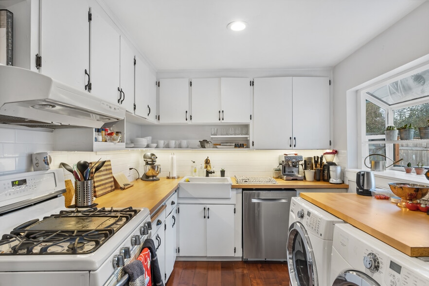 Gas range, butcherblock counters, farmhouse sink - 4004 220th St SW
