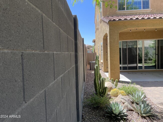 Building Photo - 4624 E Vista Bonita Dr