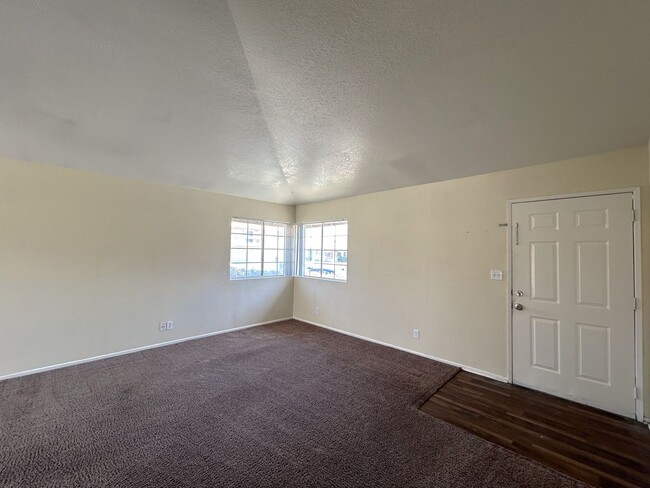 Building Photo - AVAILABLE NOW!! 2 Bed/2 Bath Apartment in ...
