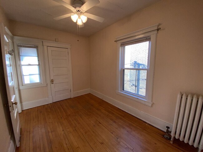 Building Photo - Upper level Corner Unit 1 Bed 1 Bath near Lake of the Isles and Walker Art Center! Description