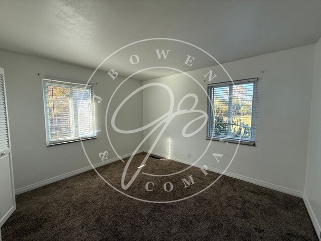 Building Photo - Beautiful 3 bedrooom Washington Local home...