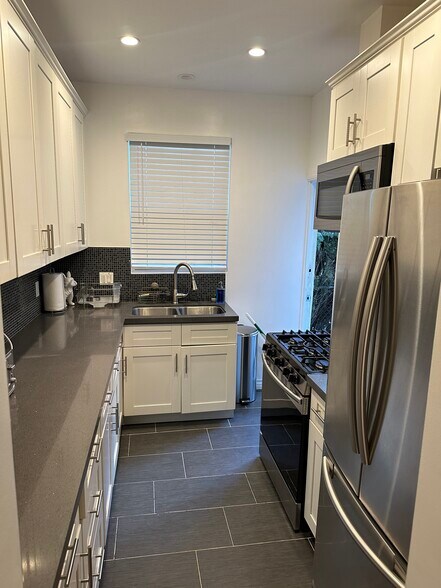 Building Photo - 1416 S Crest Dr