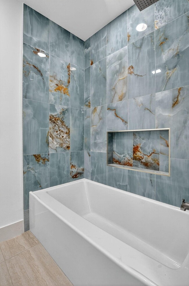 Building Photo - 1010 NE 8th Ave