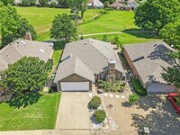 Building Photo - 2718 Laurel Oaks Dr