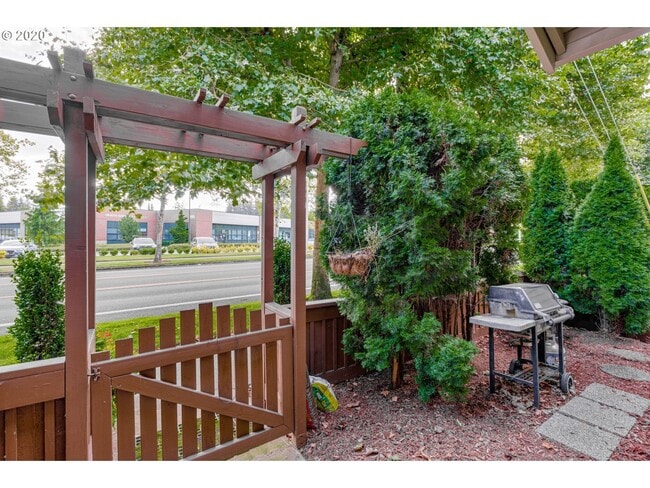 Building Photo - Amberglen Neighborhood 3 Bed 2.5 Bath Townhome w/ Garage, A/C, Washer & Dryer~ Convenient to ONPR...