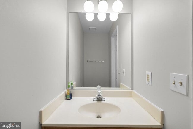 Building Photo - 18502 Clovercrest Cir