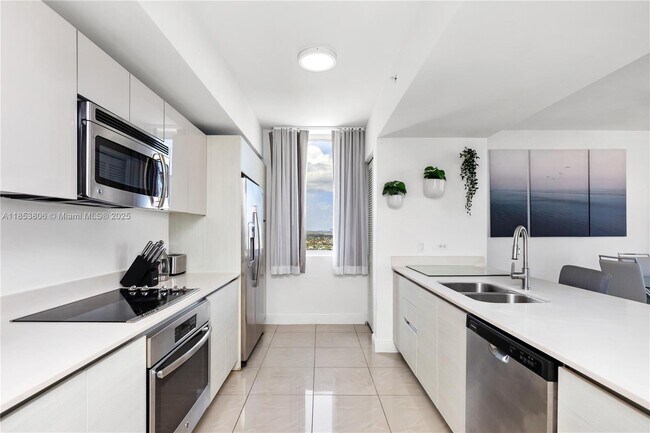 Building Photo - 2600 E Hallandale Beach Blvd