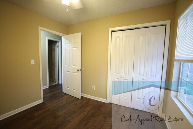 Building Photo - 3 bed / 2 bath home with fireplace - Valley View!!