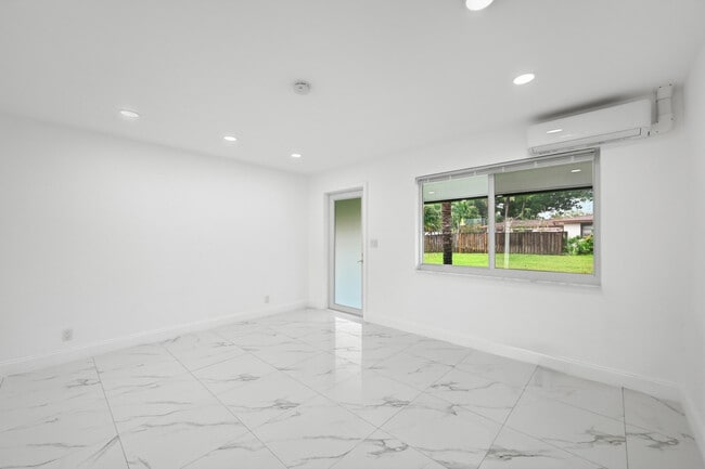 Building Photo - 2308 NW 3rd Ave