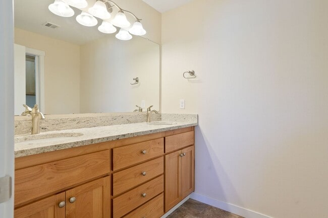 Building Photo - MOVE IN SPECIAL: HALF OFF FIRST MONTH'S RE...