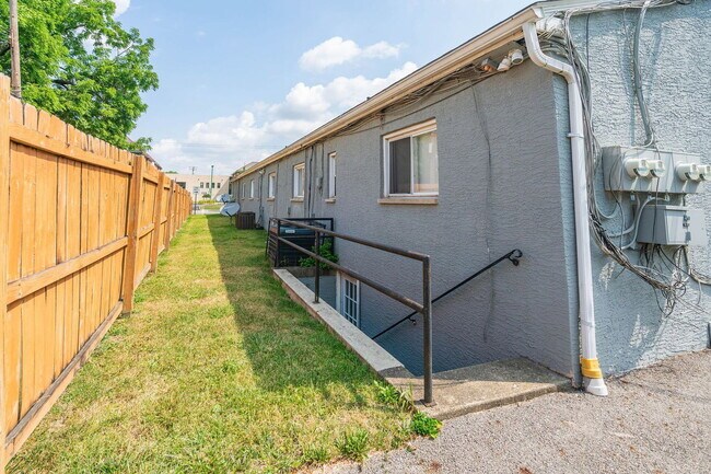 Building Photo - 133 E Markison Ave
