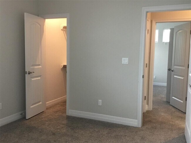 Building Photo - 421 Fair Oaks Dr