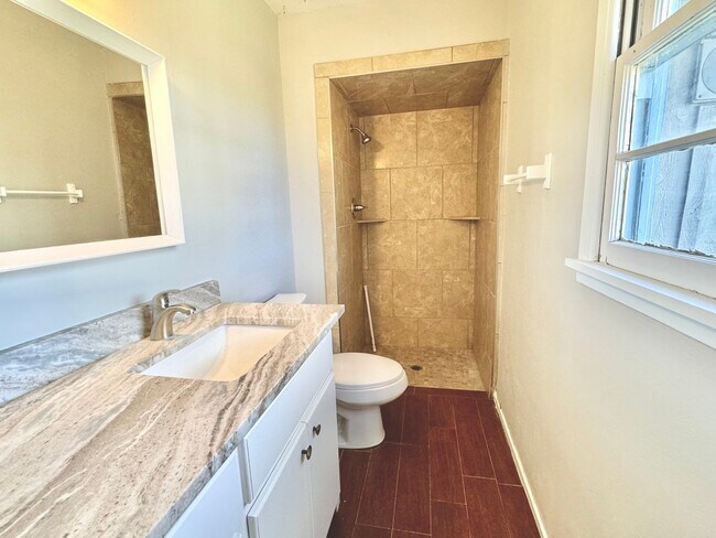 Building Photo - Beautiful Home right next to Hobby Lobby and Remington Park! Self Showing