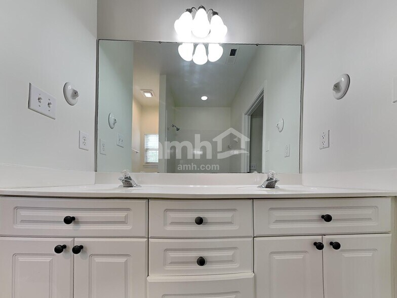 Building Photo - 19818 Madison Village Dr