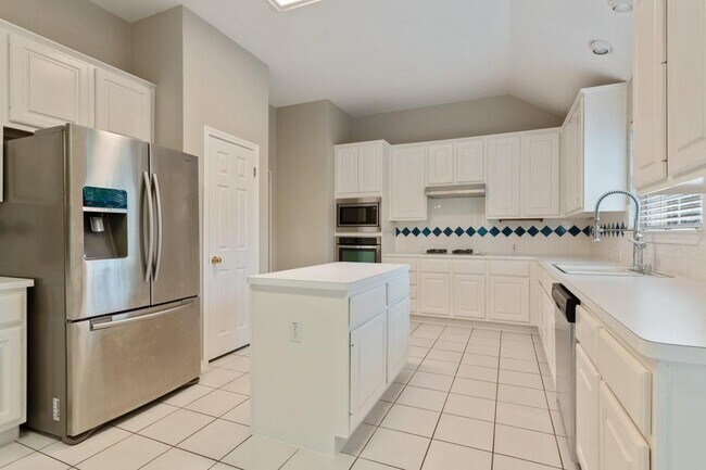 Building Photo - 2110 Red Oak Cir