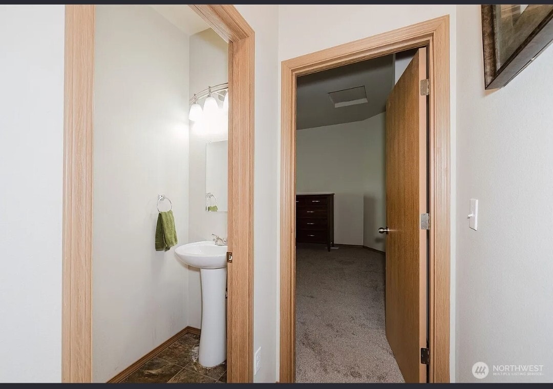 Guest bath on main floor - 106 Goldenrod St