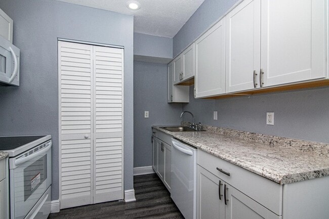 Building Photo - Newly Renovated and Remodeled - 2 Bedroom ...