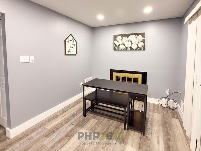 Building Photo - 9481 Cameldriver Ct