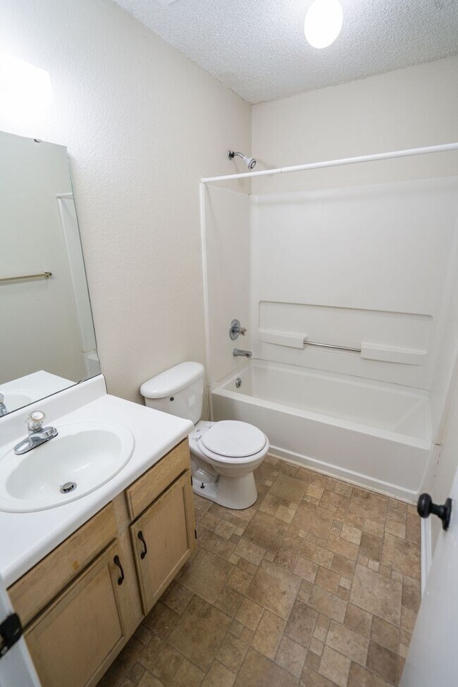 Building Photo - Cozy 2 Bedroom 2 Bathroom available NOW