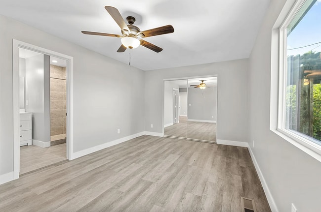 Building Photo - Bathrooms on bathrooms!