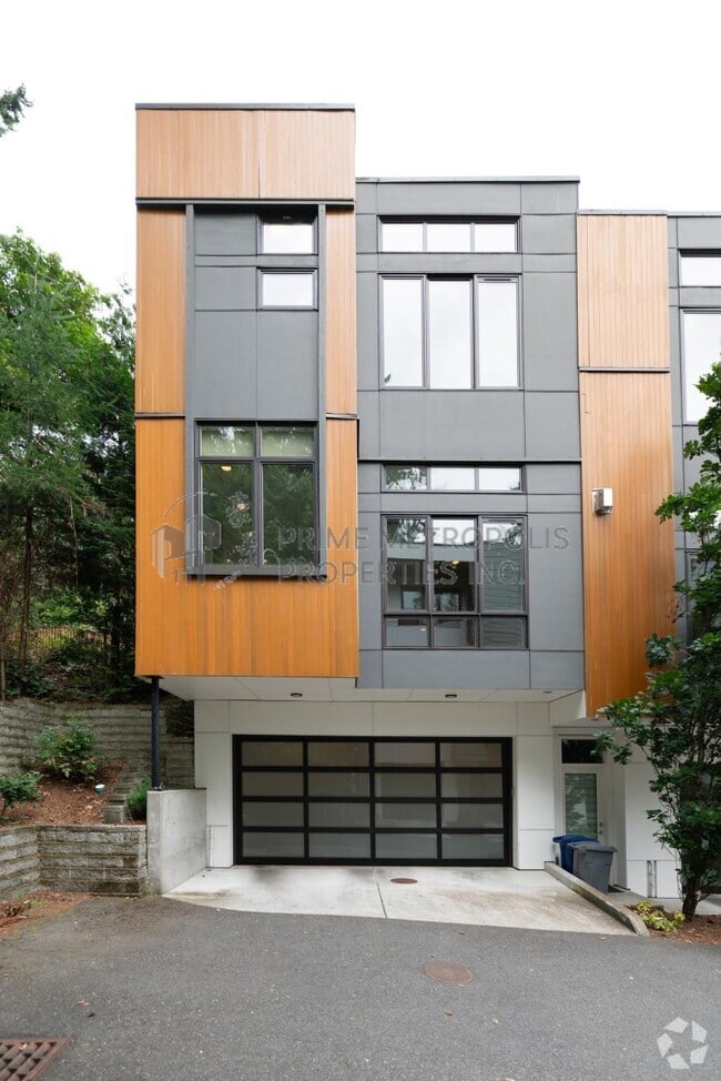 Building Photo - 3 bedroom in Bellevue WA 98004