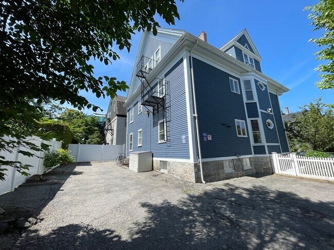 Building Photo - 46 Dana St