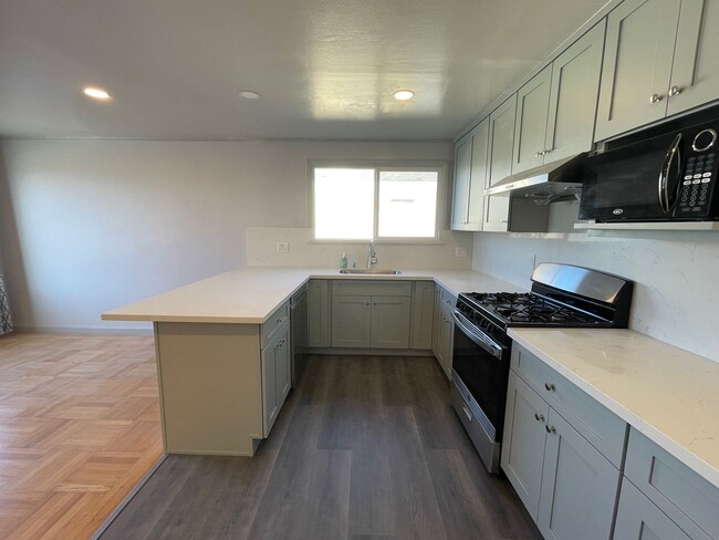 Building Photo - 3 BR / 2 BA Single Family Home, Hardwood F...