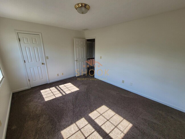 Building Photo - Large 3 BR Townhome/Condo - Available mid June