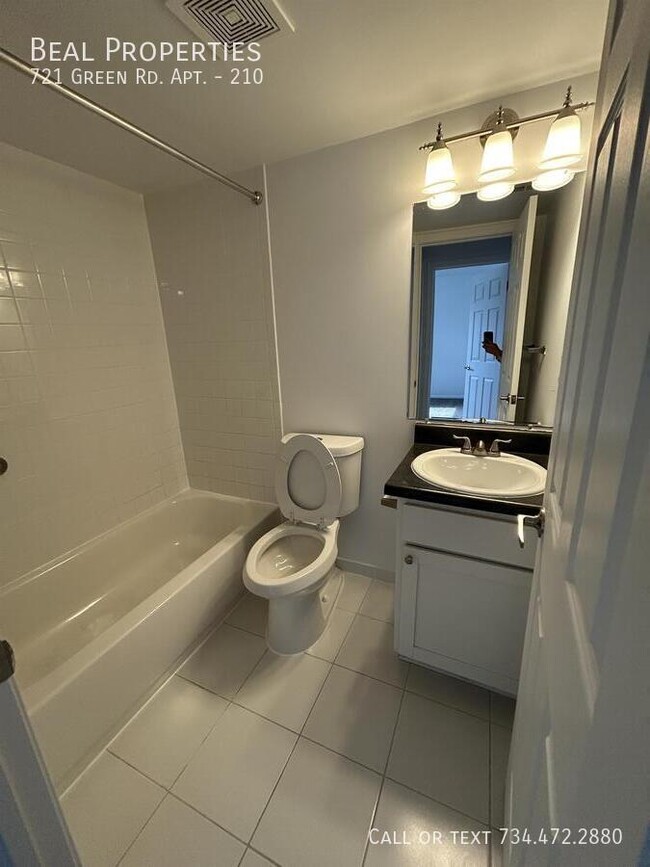 Building Photo - 721 Green Rd