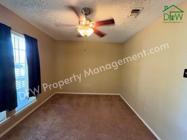 Building Photo - Charming 3-Bedroom Home with Fenced Backyard & Fireplace in Arlington!