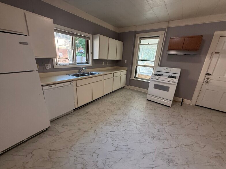 Building Photo - 1915 University Ave