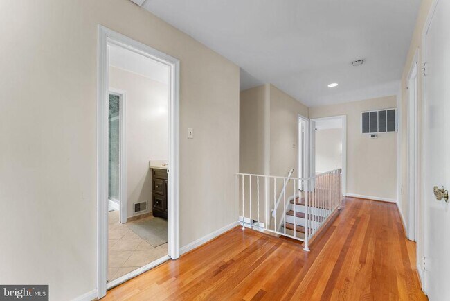 Building Photo - 9 Snug Hill Ct