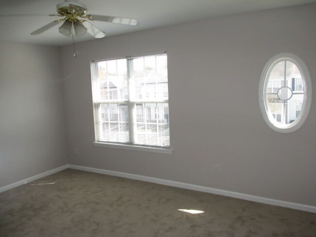 Building Photo - Gorgeous 2br/2.5ba TH, excellent Raleigh location, January 10th!!