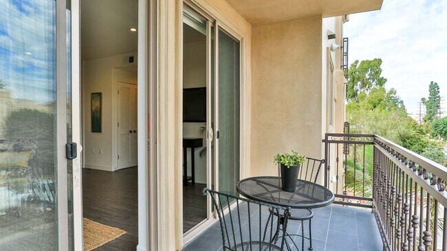 Building Photo - 4354 Teesdale Ave