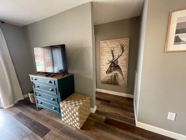 Building Photo - Furnished 2 bedroom 2 bath - Garden Level