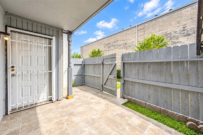 Building Photo - 6606 De Moss Dr