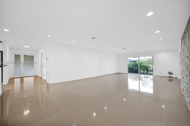 Building Photo - 820 E Cypress Ln