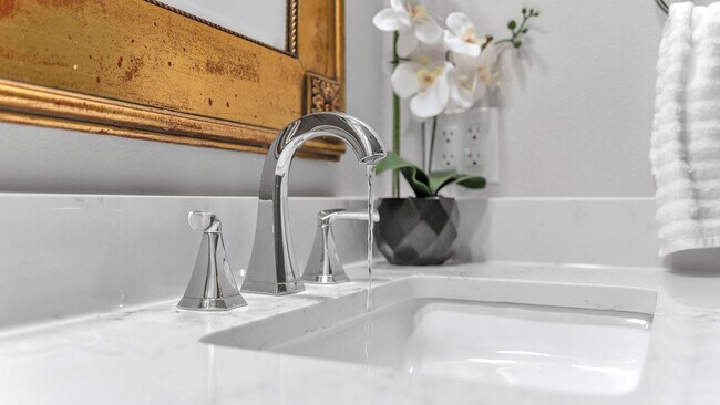 Building Photo - CHARMING 5 BDRM HOME IN CASTLE HILLS!!