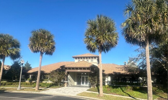 Building Photo - Incredible 5 Bedroom, 3 Bath Town home wit...